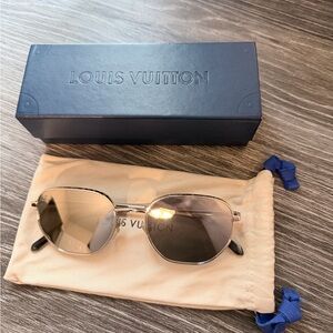 Louis Vuitton Silver Frame Sunglasses with silver reflective lenses